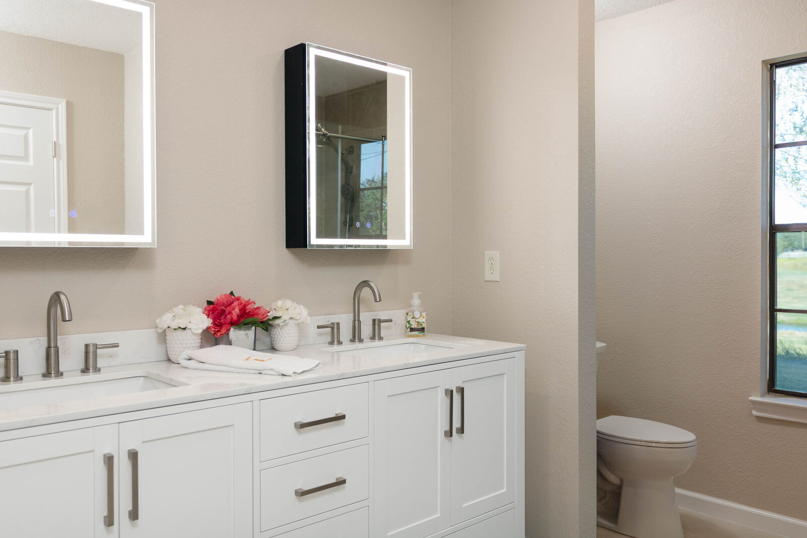 Double vanity bathroom
